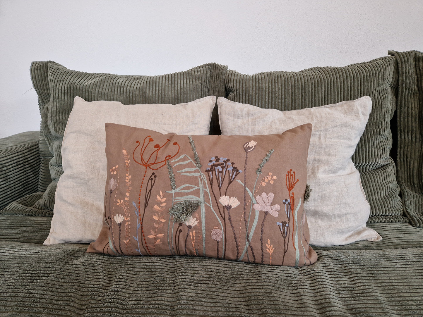 Leinenkissen bestickt - Gräser und Blumen braun
