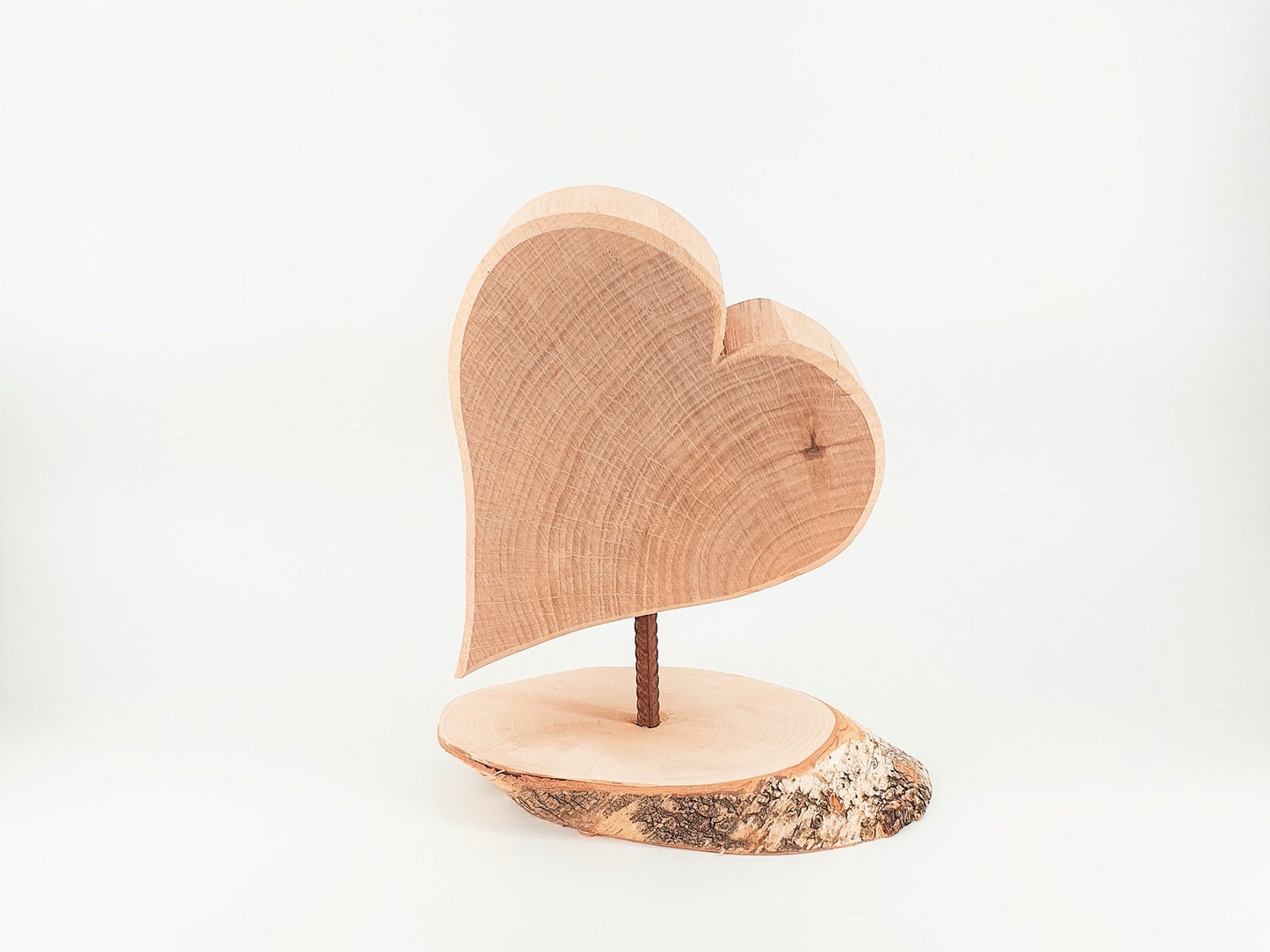 Holzherz auf Podest
